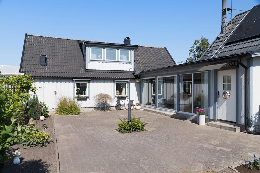 Rymlig och renoverad villa med närhet till natur!