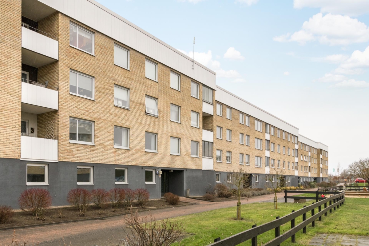 LJUS, RYMLIG & MODERN FYRARUMSLÄGENHET