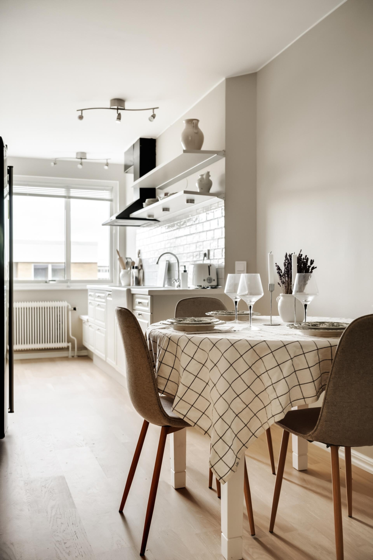 LJUS, RYMLIG & MODERN FYRARUMSLÄGENHET 