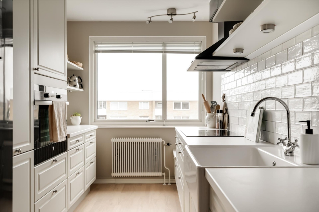 LJUS, RYMLIG & MODERN FYRARUMSLÄGENHET
